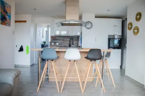Beautiful bright apartment with mountain views - Image 3