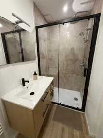 Charming Modern Apartment B - Image 5