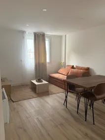 Charming Modern Apartment B - Image 3