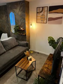 Beautiful Cozy 2-bedroom Apartment FACING THE STATION - All Comforts - Image 2