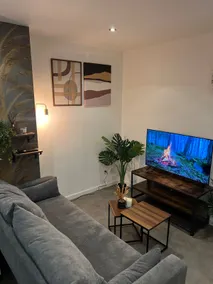 Beautiful Cozy 2-bedroom Apartment FACING THE STATION - All Comforts - Image 5
