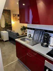 Beautiful Cozy 2-bedroom Apartment FACING THE STATION - All Comforts - Image 4