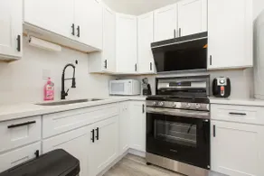 1BR w King Bed | Near Attractions - Image 3