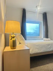 Sleeps 5 Garden Parking Near Lego Land & M3 - Image 3