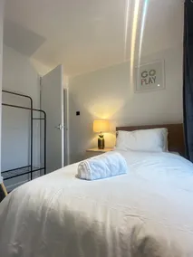 Sleeps 5 Garden Parking Near Lego Land & M3 - Image 4