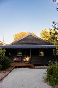 Black Shack 2; Pet friendly, Minutes walk to beach - Image 4