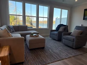 Lake front, King bed, steps away from everything - Image 2