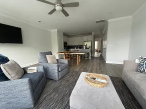 Lake front, King bed, steps away from everything - Image 4