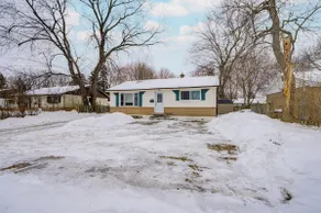 Three Bedroom Upper Level House with huge driveway - Image 4