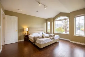 Spacious Burnaby 4BR | 3 King Beds |Grand piano - Image 3