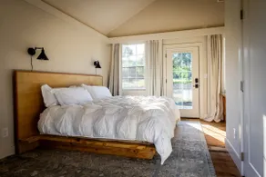 Serene Lakefront Escape: King Bed, Ofuro Tub, View - Image 3