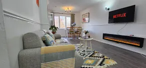 Spacious 2BR Flat,Travellers,Contractors Welcome,Free Parking - Image 2