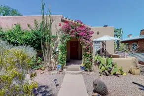 2BR home with enclosed yard, full kitchen, & W/D - Image 2