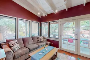 2BR home with enclosed yard, full kitchen, & W/D - Image 3