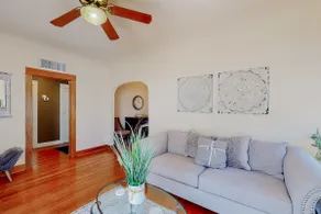 2BR home with enclosed yard, full kitchen, & W/D - Image 5
