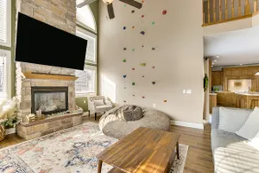 Family Home on 9 Acres! Climbing Wall & Gym - Image 2