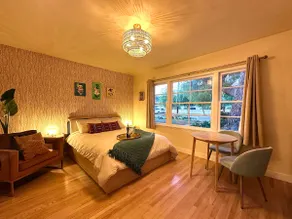 Private Palm Oasis in Lake Balboa - Image 2