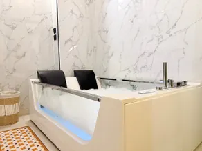Jacuzzi Apt with Patio & Kingdom Tower View - Image 2