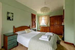 Easter Grove - 3-Bed House with Garden & Parking - 15 min to Bath Centre - Image 5