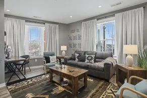 2BR Condo in Walkable Area & 5 mins to Broadway - Image 3