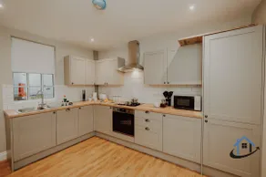 Dale House, sleeps 7, central, parking x2, garden - Image 2