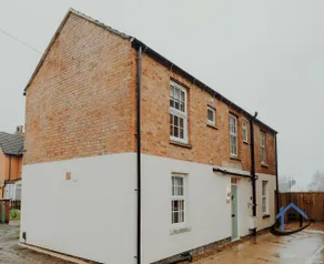 Dale House, sleeps 7, central, parking x2, garden - Image 5