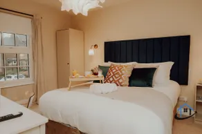 Dale House, sleeps 7, central, parking x2, garden - Image 3