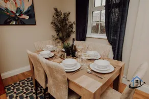 Dale House, sleeps 7, central, parking x2, garden - Image 4