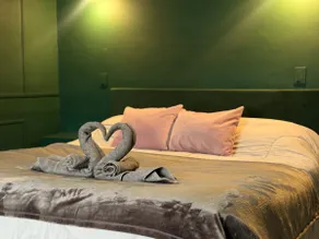 Tandem • Space for two • King size bed • Parking - Image 3