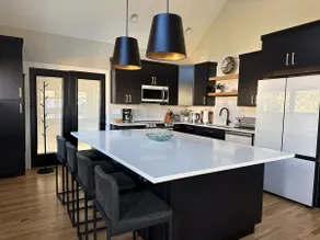 Modern, Three-Bedroom House! 5 min from Downtown! - Image 3