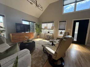 Modern, Three-Bedroom House! 5 min from Downtown! - Image 2