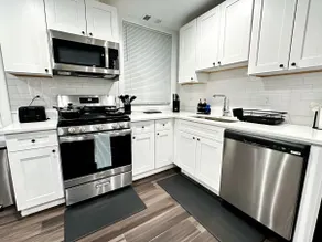 Modern & Relaxing Apt for 4 | Near City+Airport - Image 3