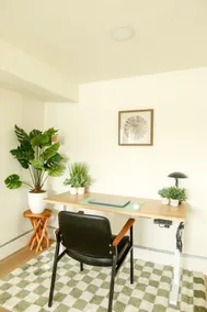 Spacious 2 Bed Home - King Bed - Image 5