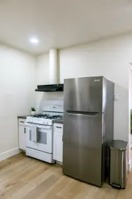 Spacious 2 Bed Home - King Bed - Image 4