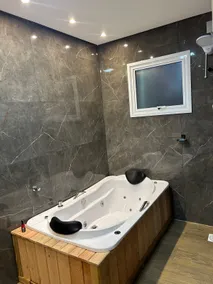 Cozy townhouse • en-suite bathroom with bathtub - Image 5