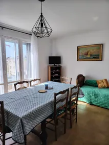 New! Large 3-bedroom property 100 m from the sea - Image 4