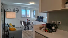 Bright apartment with terrace and free parking - Image 3