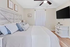 The Patch 5 | Sleeps 4 | King Bed | Near Casinos - Image 2