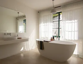 Mrs Flowers ~ Quiet Luxury In the Centre Of Town - Image 2