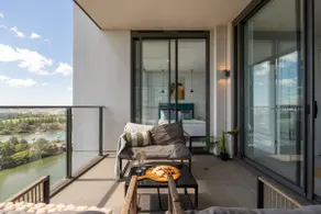 Waterfront Apartment With Panoramic City Views - Image 5