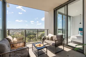 Waterfront Apartment With Panoramic City Views - Image 3