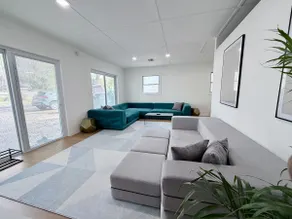 Modern Lux king Suite Just Minutes To Lido Beach and Downtown - Image 3