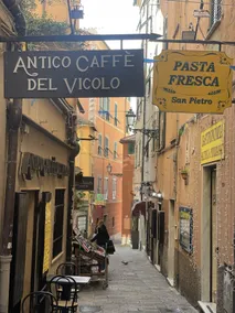 Spacious and bright, a short walk from the sea and 15 minutes from Genoa - Image 4