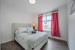 Sunny Spacious 2BR Suite | Free Parking - Image 3