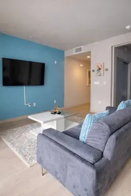 DTLA Modern 1BR • 2 Beds•Parking•Pool•Balcony - Image 3