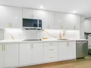 Designer 4BR Basement Aymond Suites Oakville - Image 5