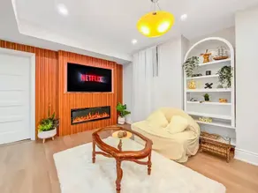 Designer 4BR Basement Aymond Suites Oakville - Image 3