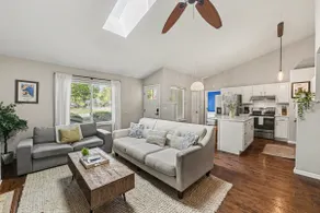 Stylish Mount Pleasant 3br/2ba Home w/ Great Yard! - Image 2