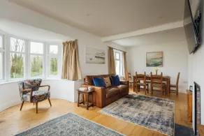 Tenby South Beach Hideaway with Parking - Image 4