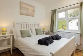 Tenby South Beach Hideaway with Parking - Image 5